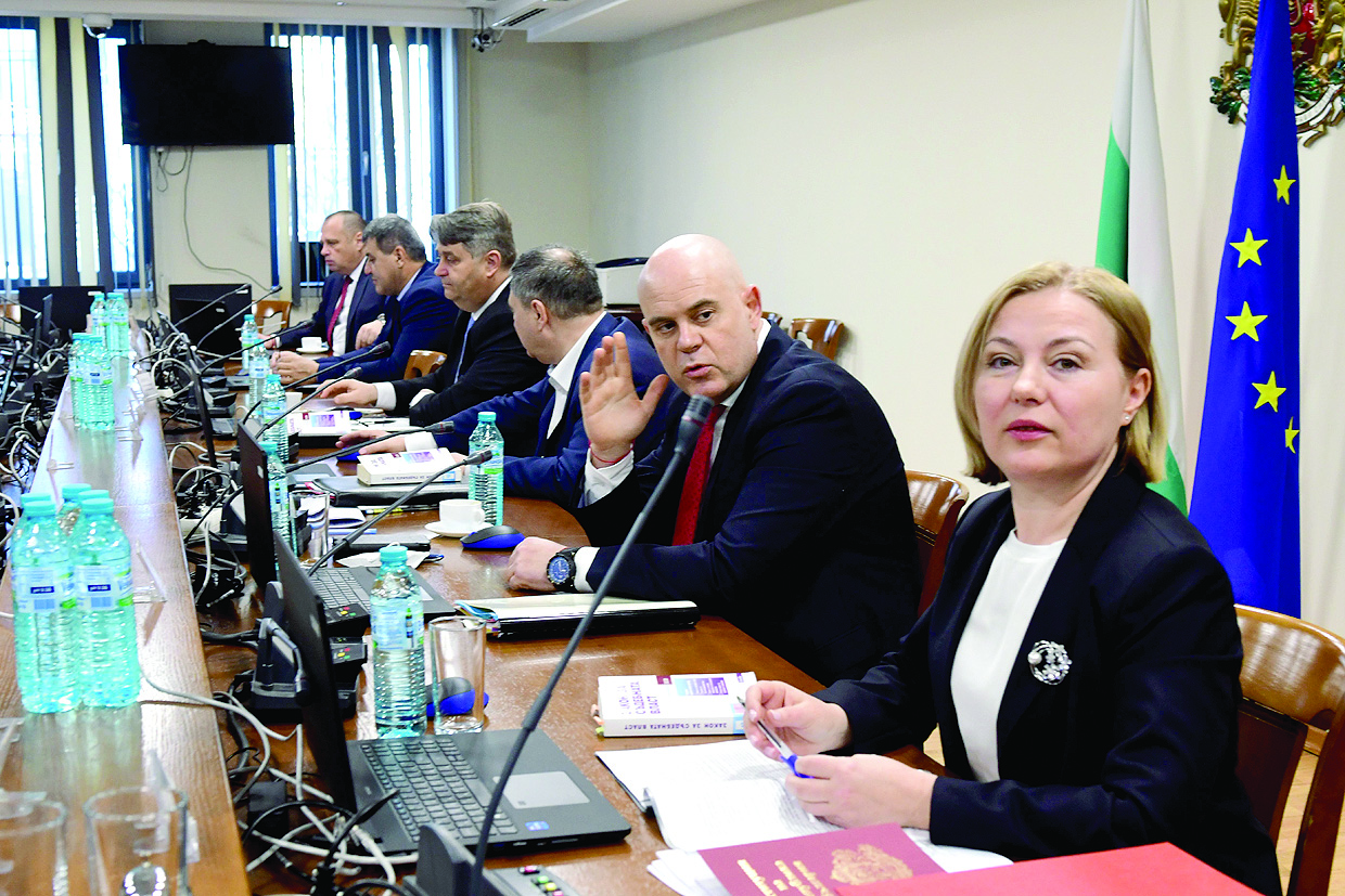 Решават дали допускат искането за Гешев