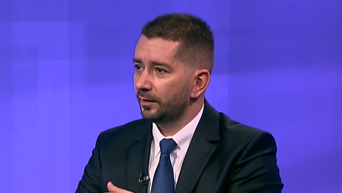 Политологът Слави Василев: Да прибереш Бойко Борисов за 24 часа и да го пуснеш след това, показва, че властта е импотентна