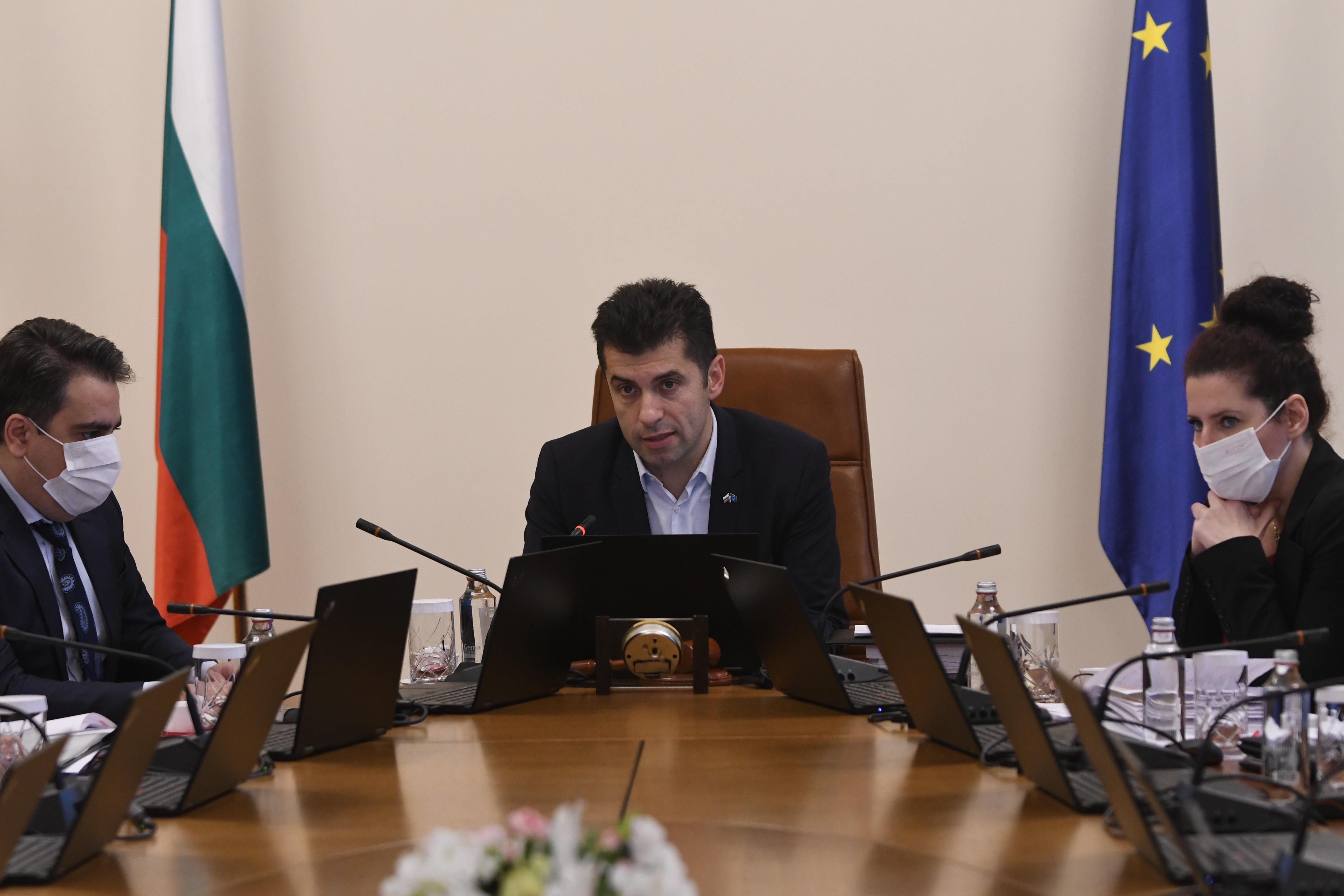 Петков: Моряците ни в Мариопул са в добро състояние, чака се зелен коридор за евакуацията им