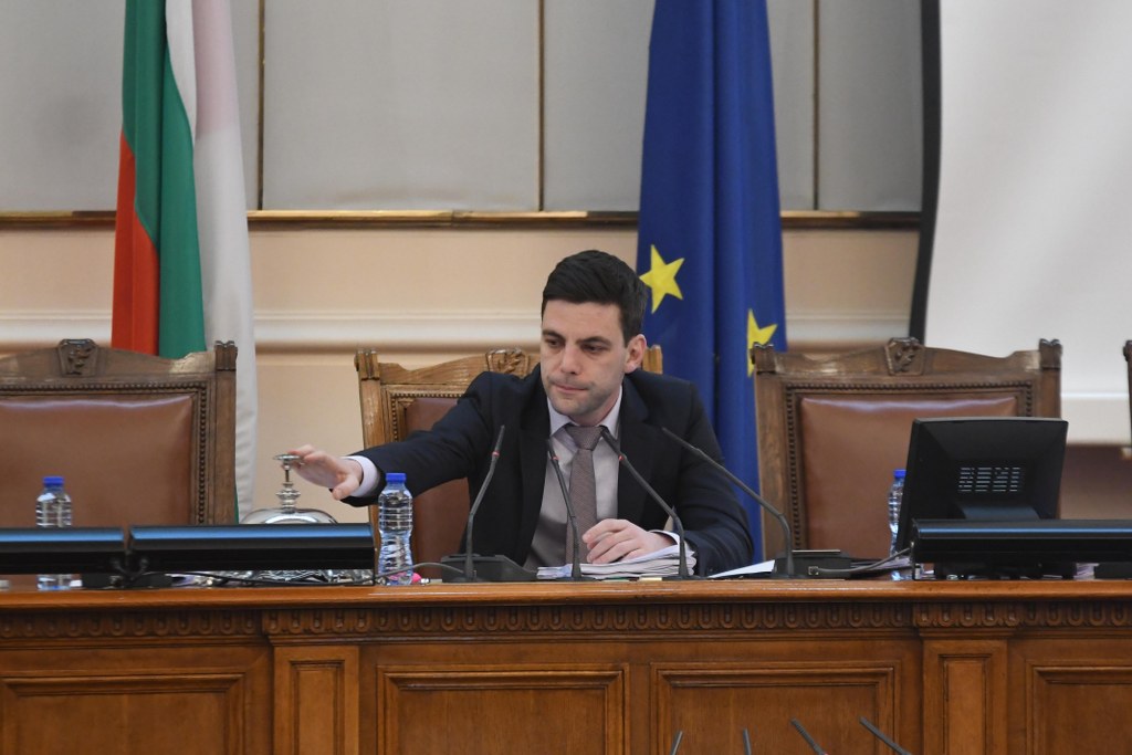 Парламентът връща практиката закони да се приемат и без мнозинство от 121 гласа