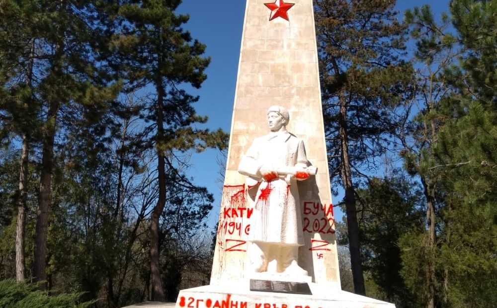 Русия разследва оскверняването на паметника на съветските воини в Добрич