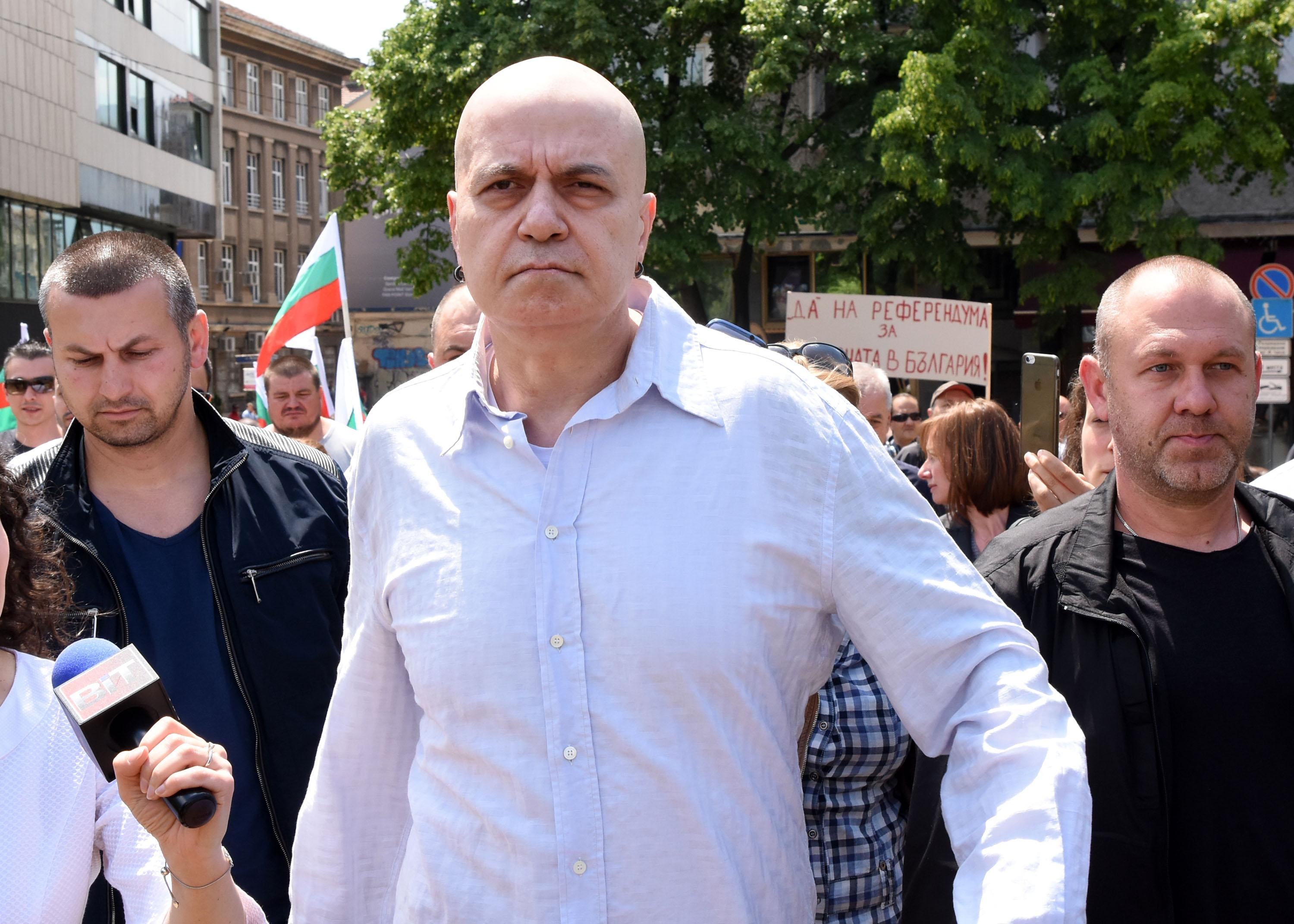 Пред очите ни цялата управляваща бутафория се разпада, но от това страда най-много Слави