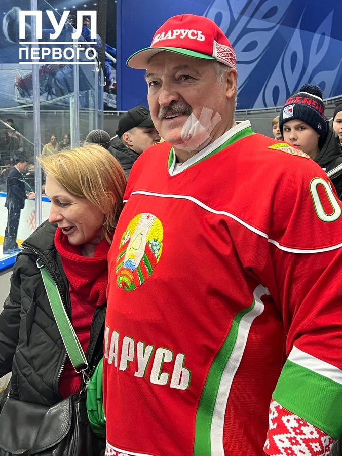 Порязаха лицето на Лукашенко по време на хокеен мач