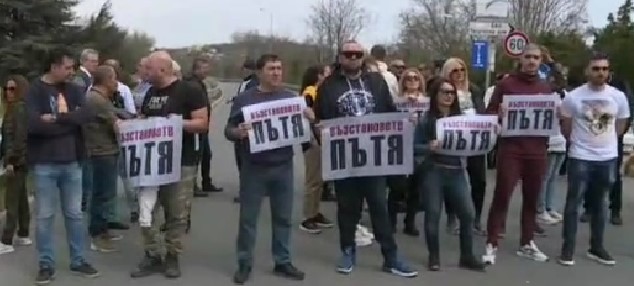 Жители на варненския кв. "Чайка" затвориха пътя Варна - Златни пясъци