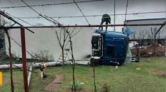 Тир влетя в двора на къща в Долни Богров