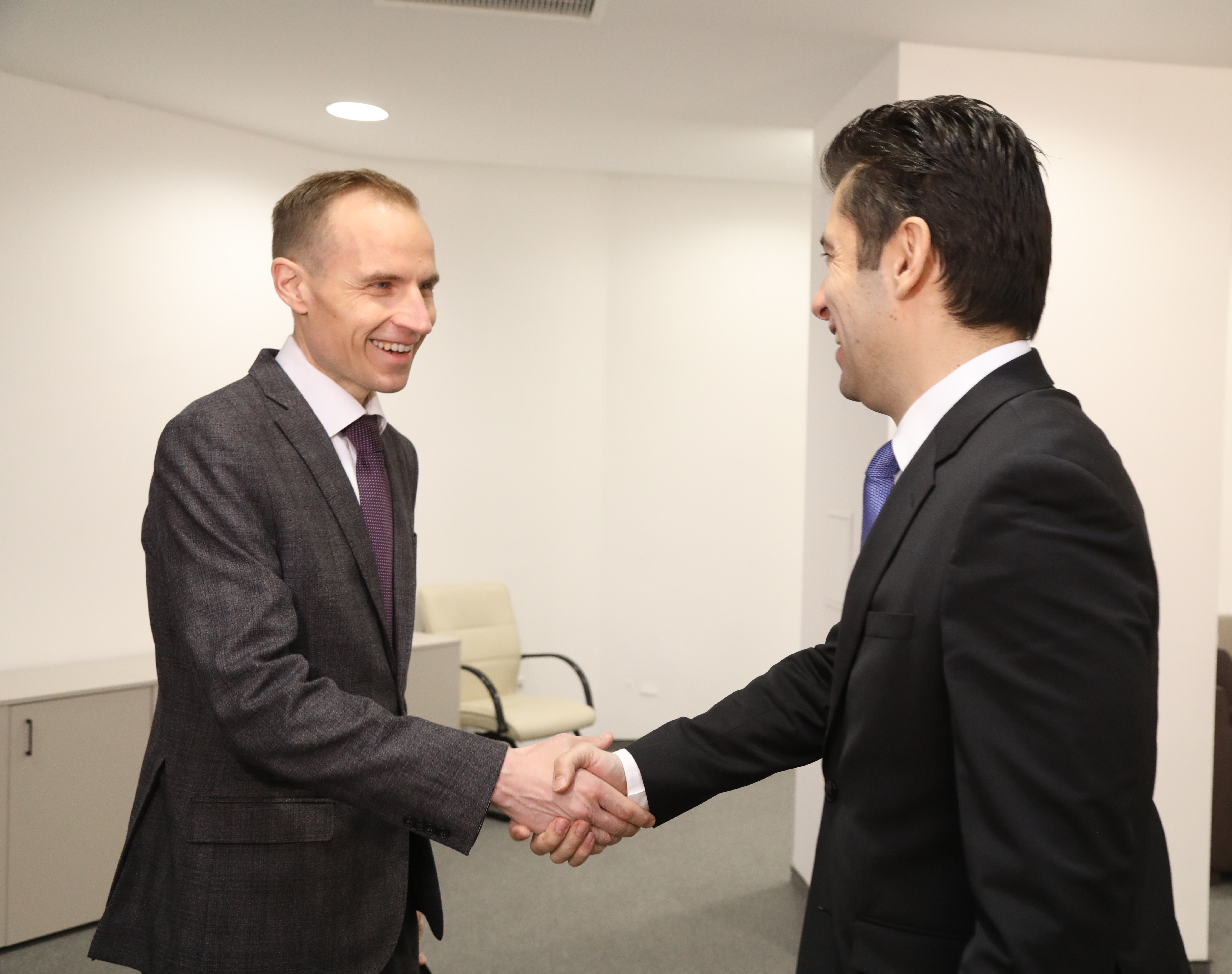 Кирил Петков обсъди потенциала за засилване на сътрудничеството с Amazon и Google