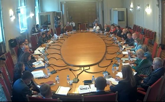 Удрят съдебната власт, за да се задържат на власт