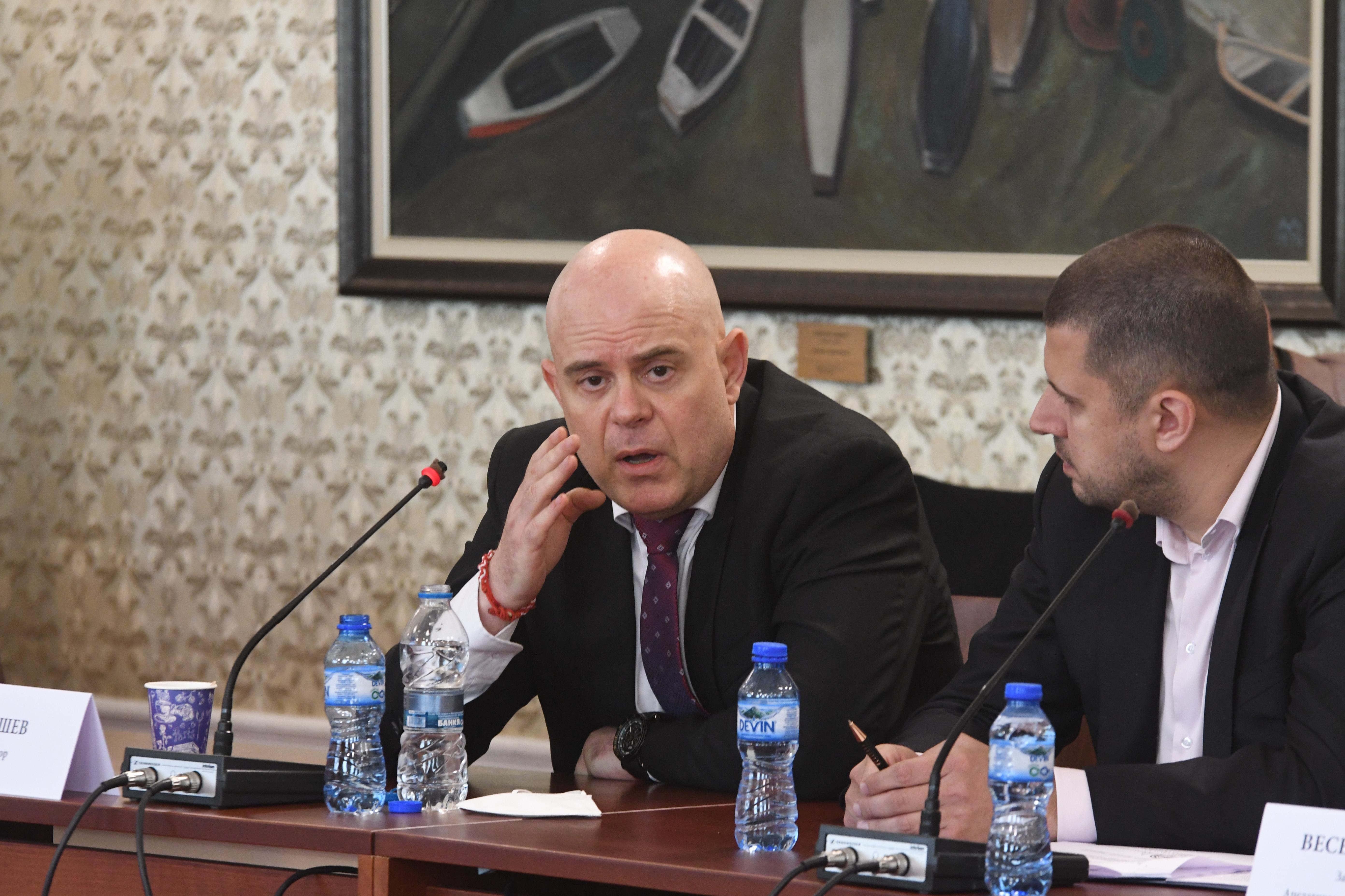 Гешев към Христо Иванов и депутатите от Четворната коалиция: Закриването на спецправосъдието е в интерес на „мафията“ (обзор)