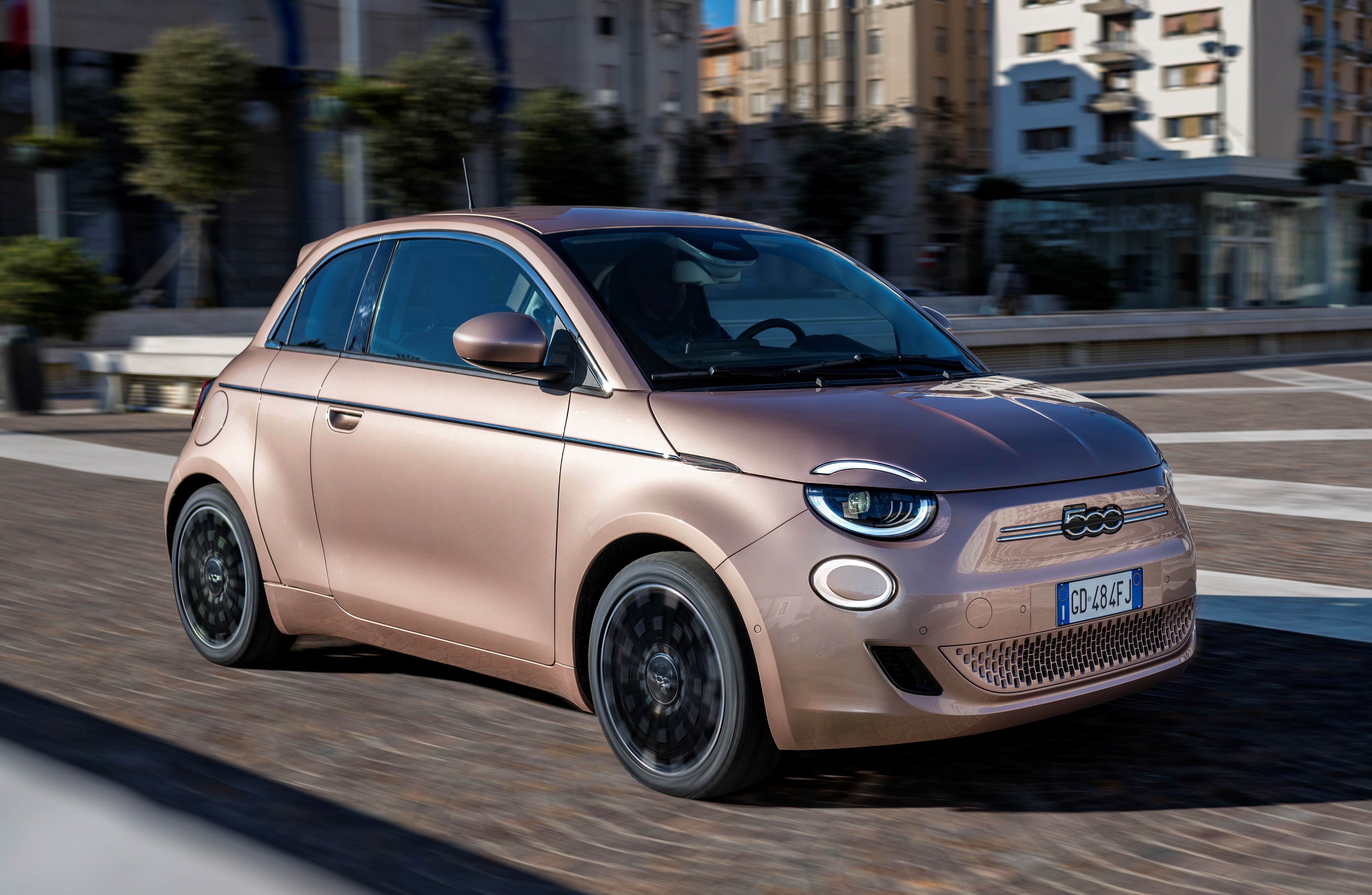 Електрическият FIAT 500 превзема и в Япония