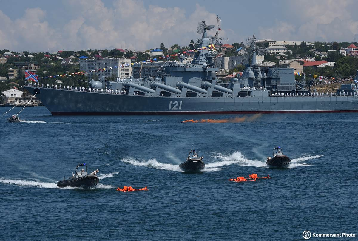 Руското МО: Крайцерът "Москва" е на вода, пожарът е потушен