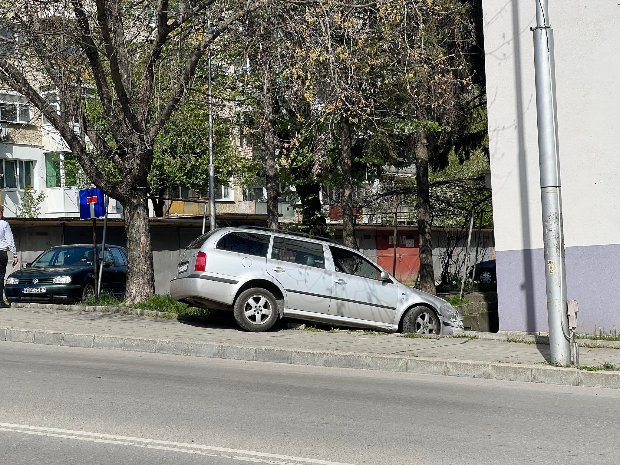 Пияна заби кола в блок във Велико Търново