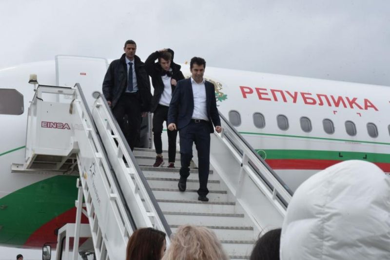 Кирил Петков е летял с малкия правителствен самолет до Варна, за да се качи на големия при моряците от Мариупол