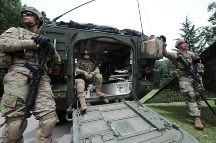 На полигона в Ново село показват ротата с бронирани машини „Страйкър“