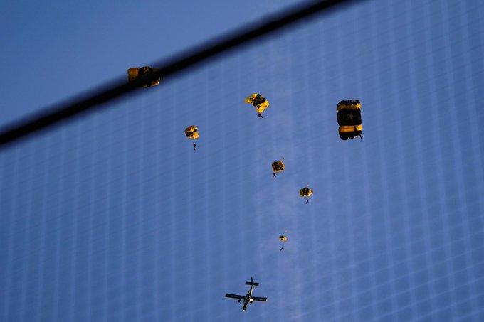 Евакуираха Капитолия заради военен самолет, спускащ парашутисти