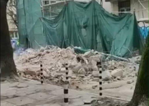 Фасада на сграда се срути върху столична улица (ВИДЕО)