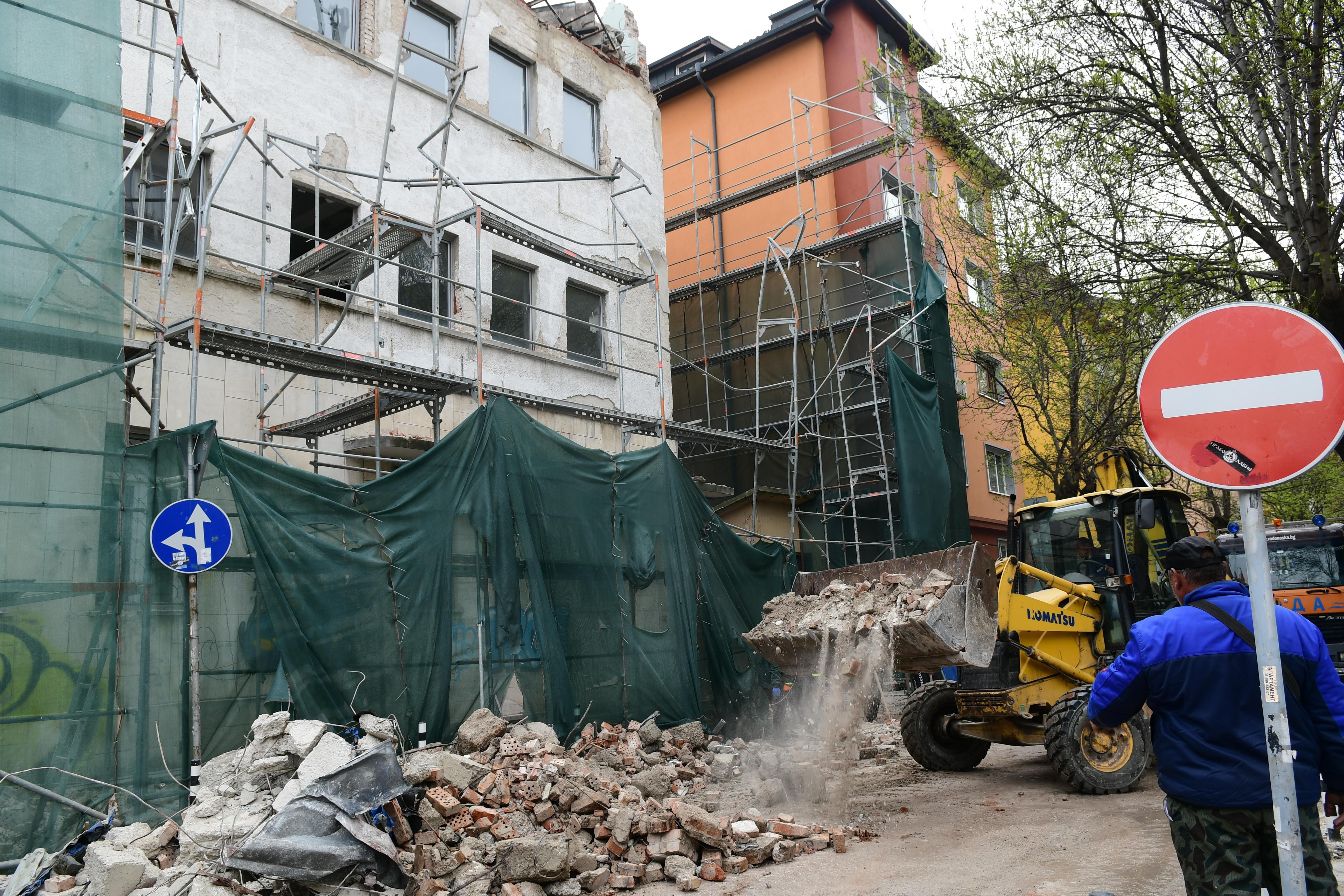 От 5000 до 50 000 глоба за срутената фасада в София