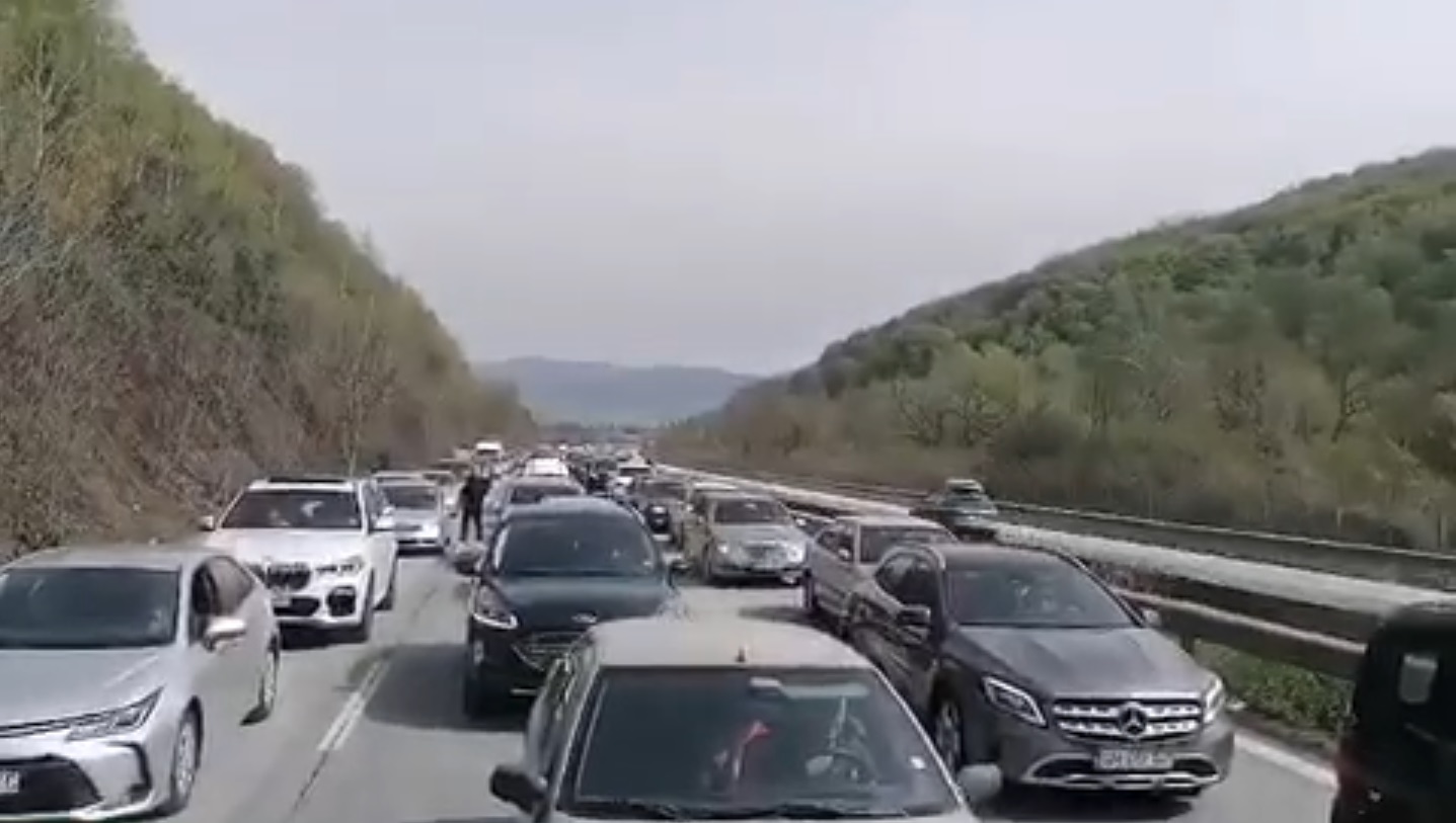 Огромно задръстване на АМ "Хемус"