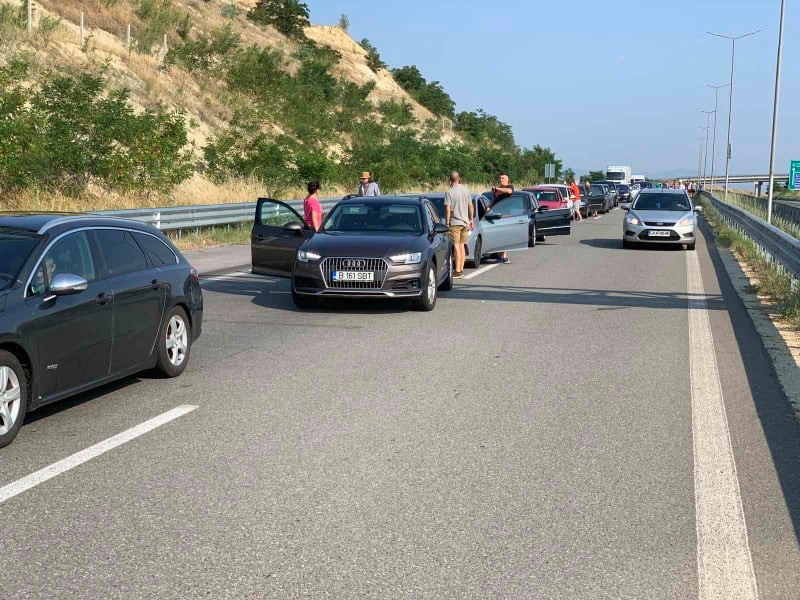 Интензивен трафик по магистралите и опашки на Кулата