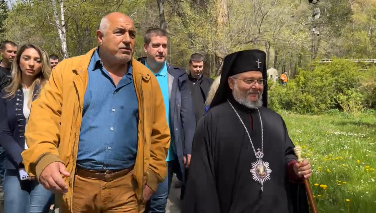 Лидерът на ГЕРБ Бойко Борисов от град Шипка: Изнасяме неофициално оръжие за Украйна (обзор)