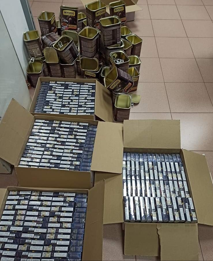 Откриха на Дунав мост 2 контрабандни цигари,  маскирани като храна за кучета