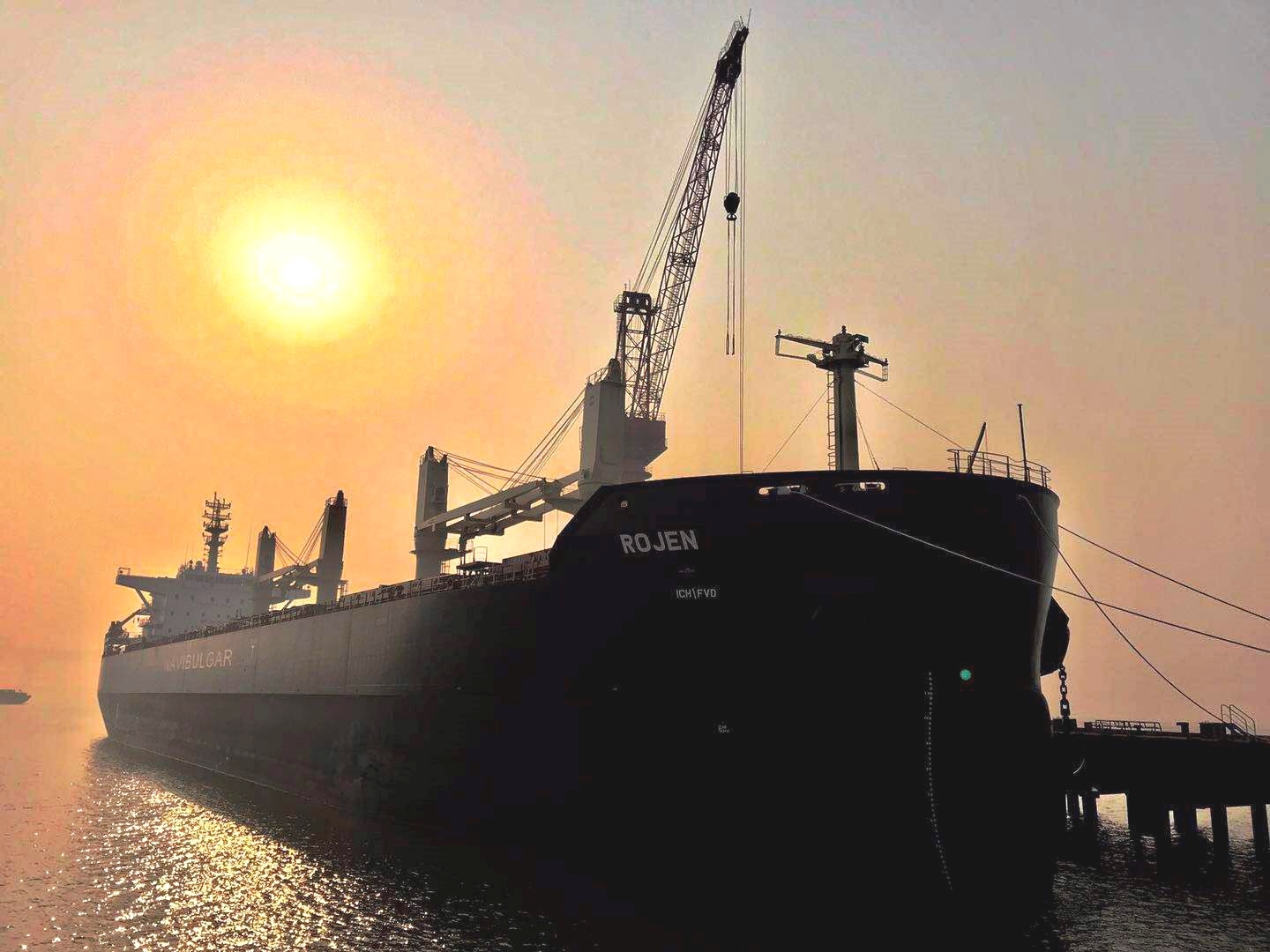 Сменят част от екипажа на "Рожен" с украински моряци