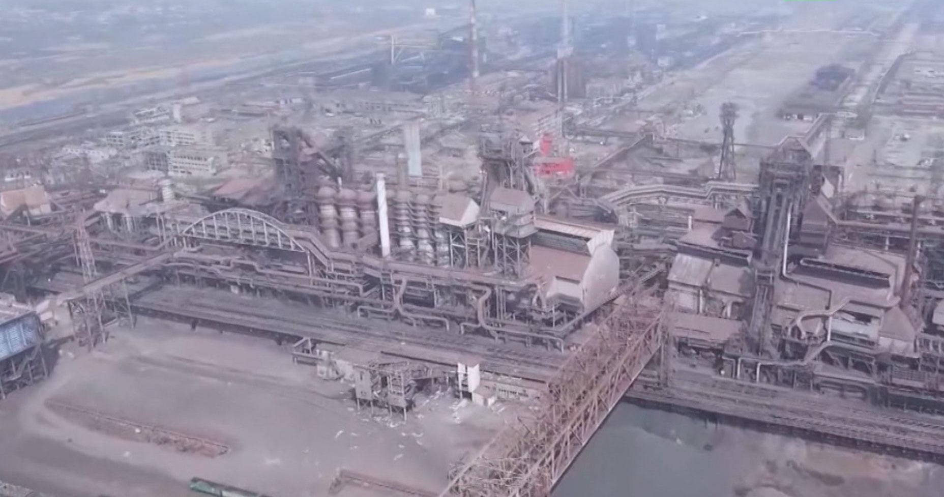 Още цивилни са били евакуирани от района около "Азовстал" в Мариупол