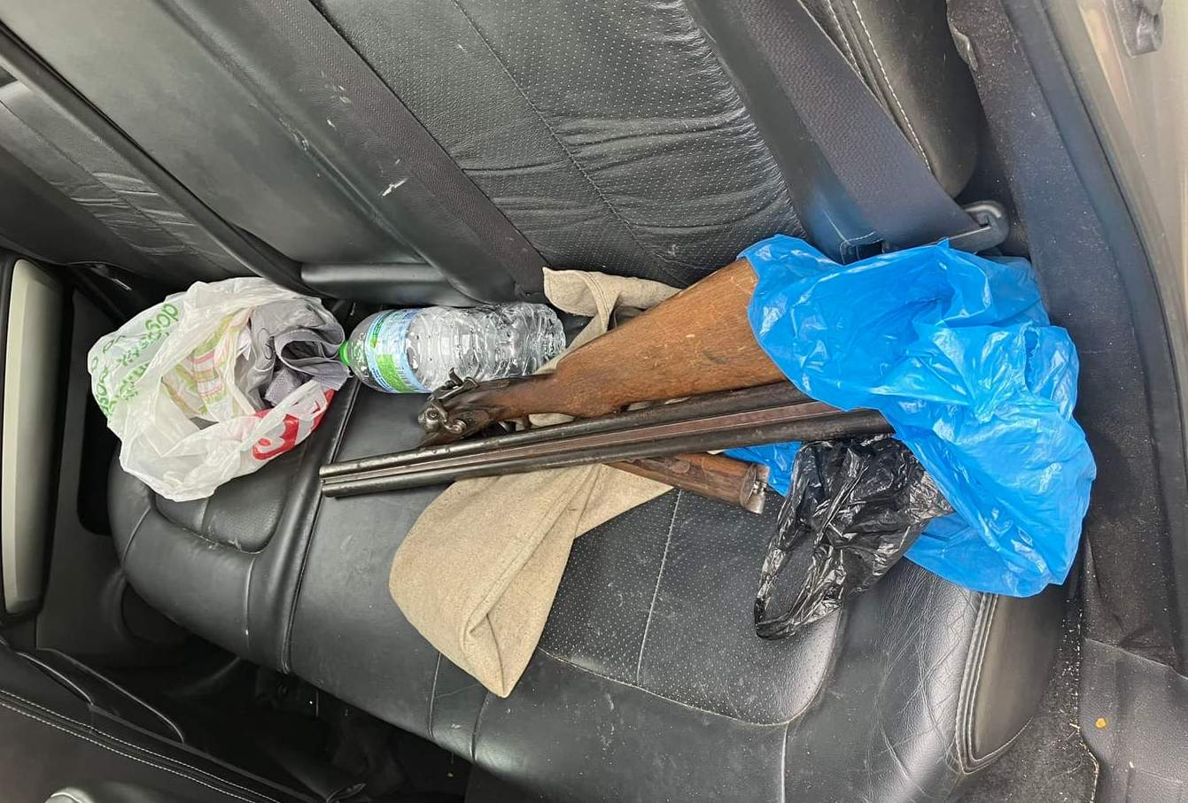 Изловиха шофьор с незаконна пушка на задната седалка