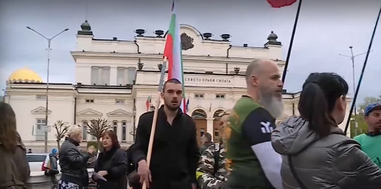 В над 10 града у нас се провеждат демонстрации против предоставянето на оръжие за Украйна