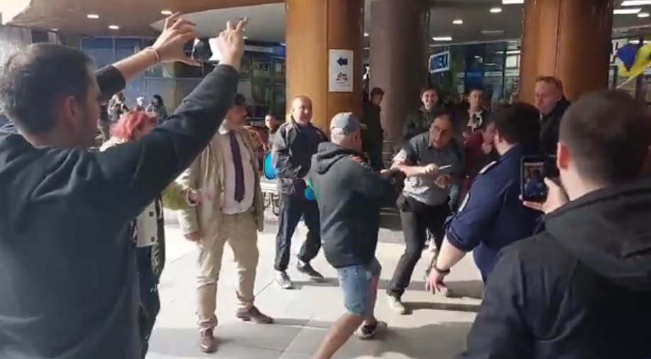 Протестиращи "за" и "против" военната помощ за Украйна се сбиха в подлеза на СУ (ВИДЕО)