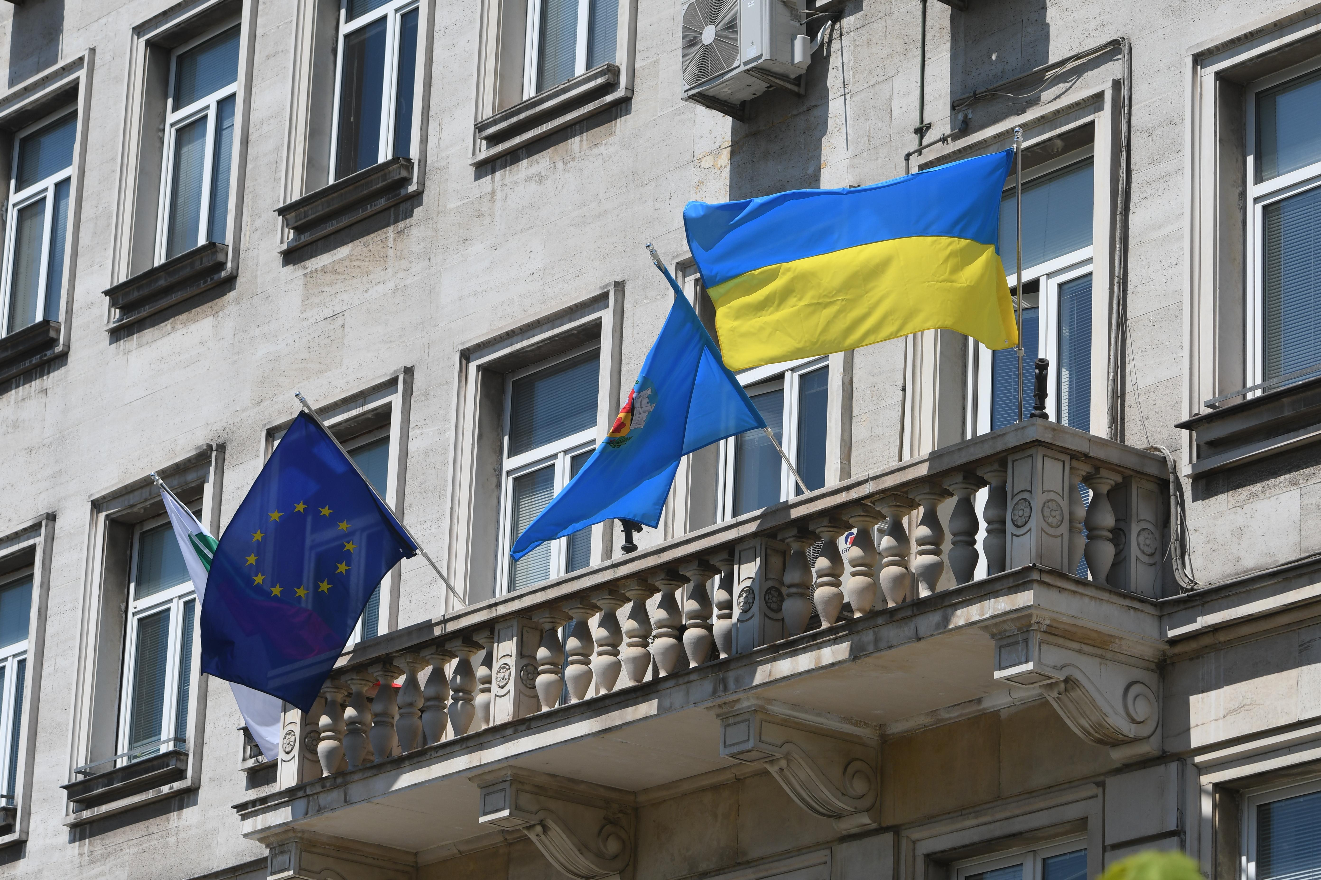 Украинското знаме отново е поставено на фасадата на Столична община