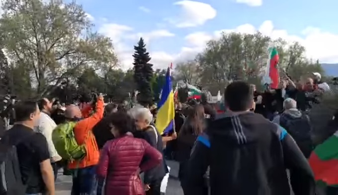 Пак сблъсъци край Паметника на съветската армия в София (ВИДЕО)