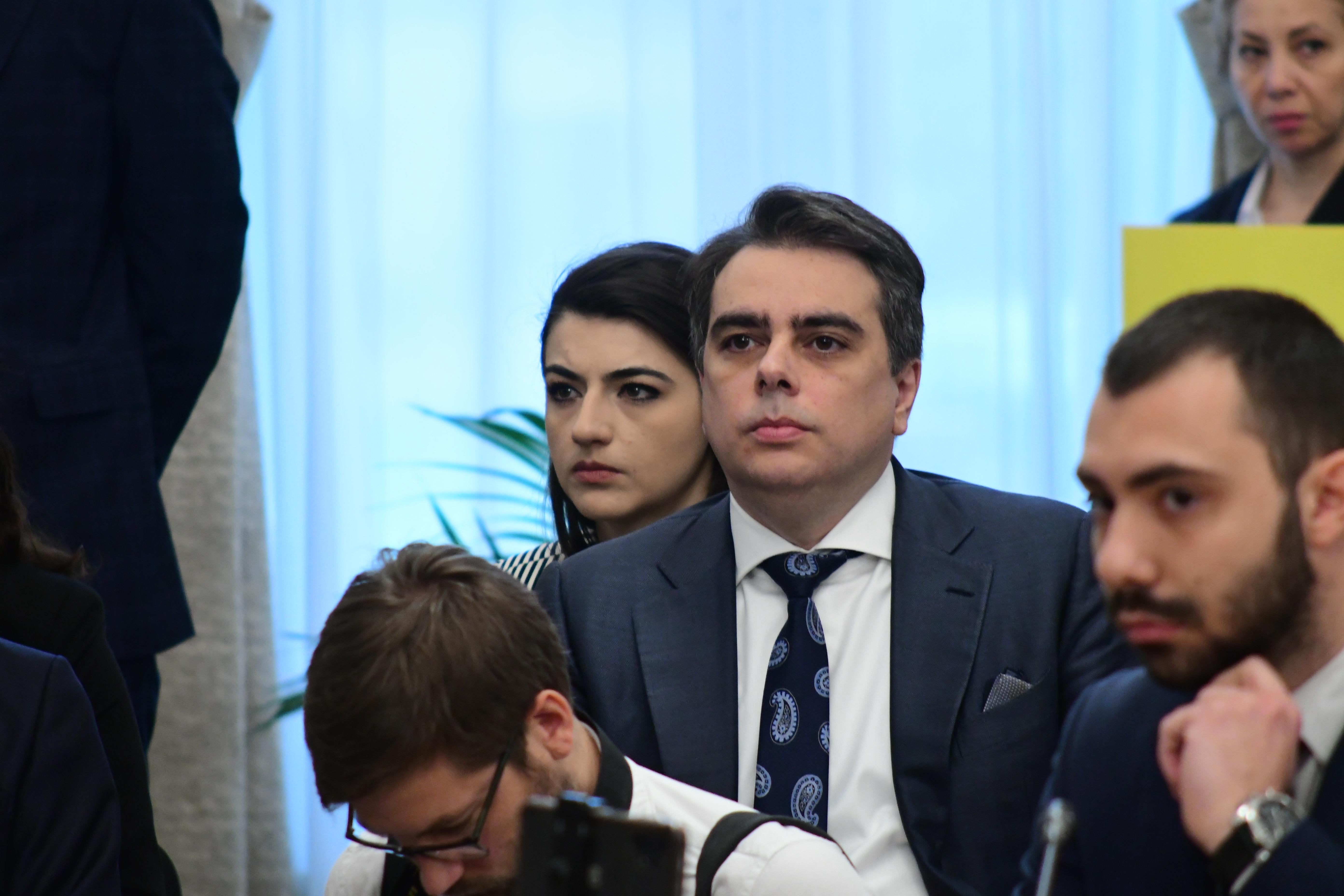 Асен Василев свиква спешен съвет за еврото