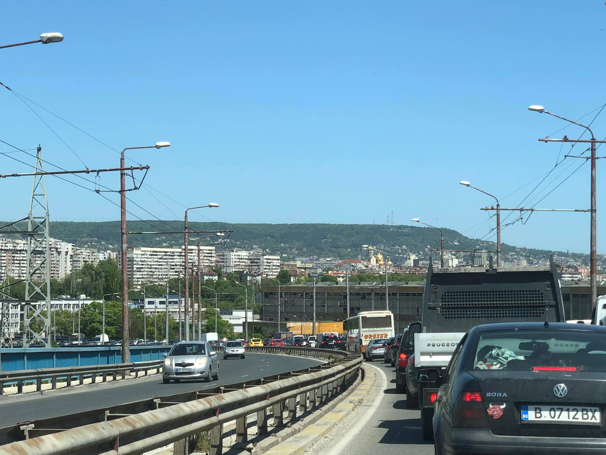 Камион блъсна полицай на мотор на Аспаруховия мост