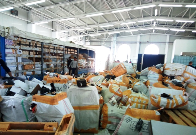 Хиляди спортни дрехи менте конфискувани на Дунав мост-2