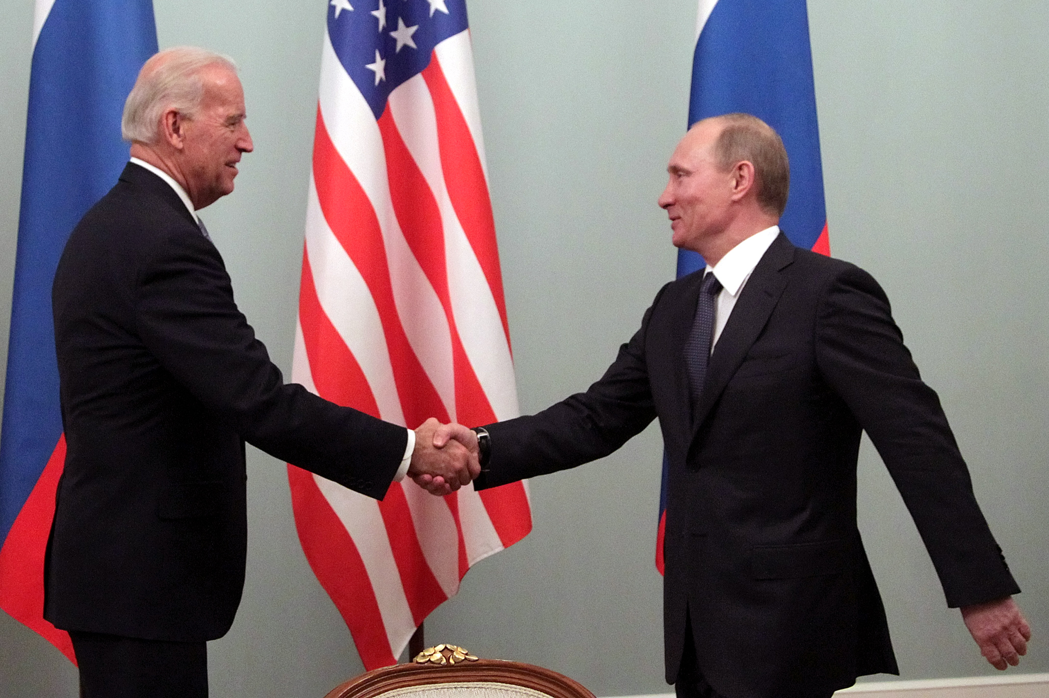 Защо Байдън се страхува да бъде на една снимка с Путин