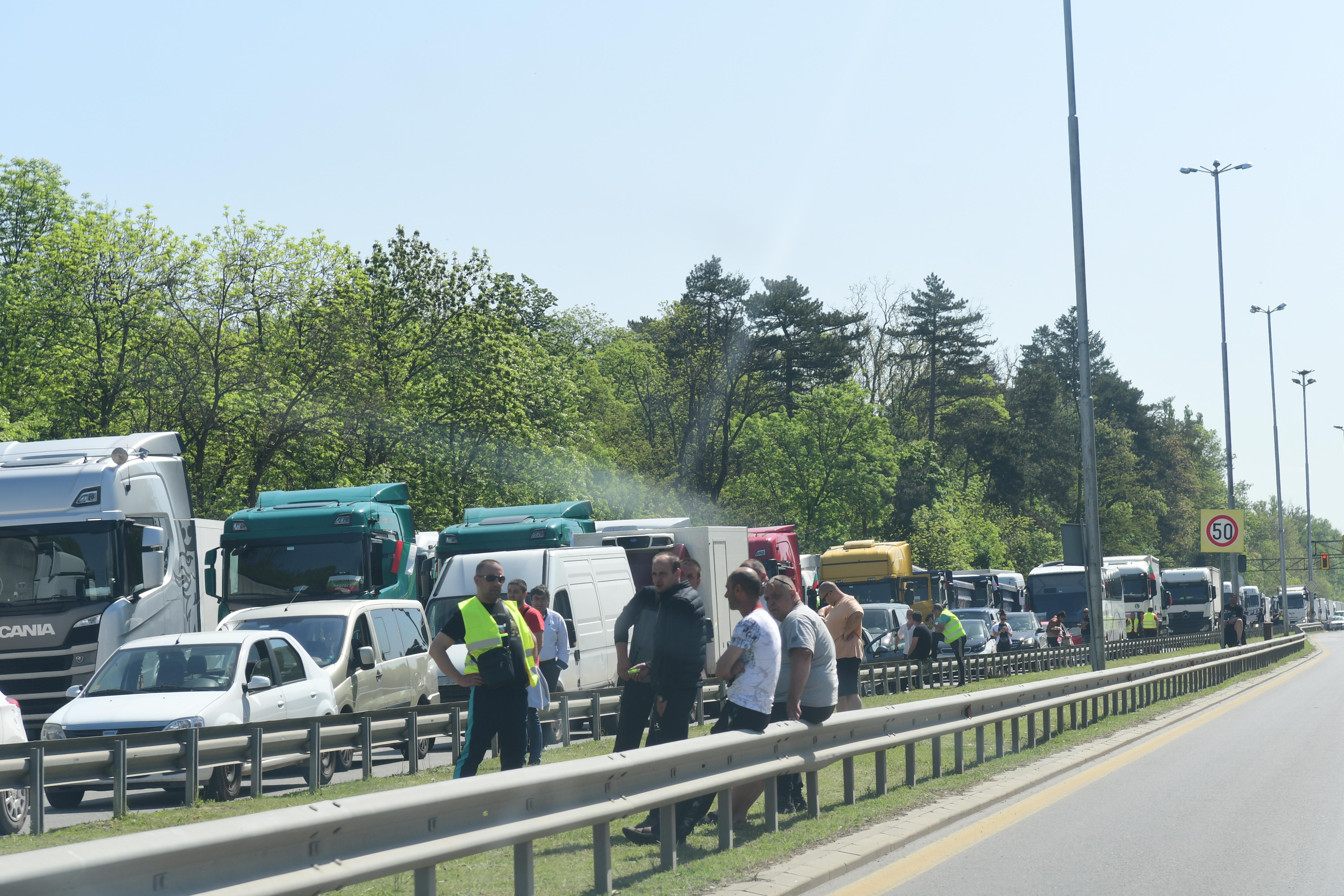 Превозвачи от цялата страната идват към София като протест срещу МВР