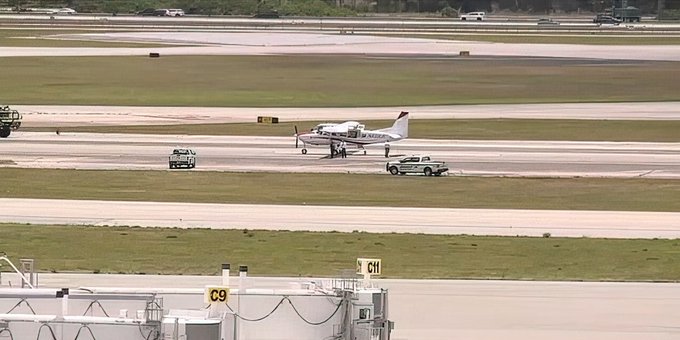 Пасажер приземи малък самолет във Флорида, след като пилотът не успял да го направи (ВИДЕО)