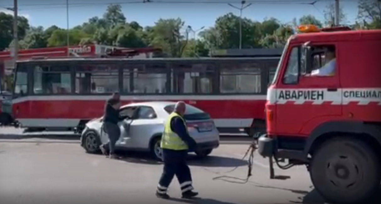 Кола се заклещи между два трамвая в София