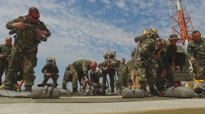 Тежко остава състоянието на военния, който пострада при скок с парашут