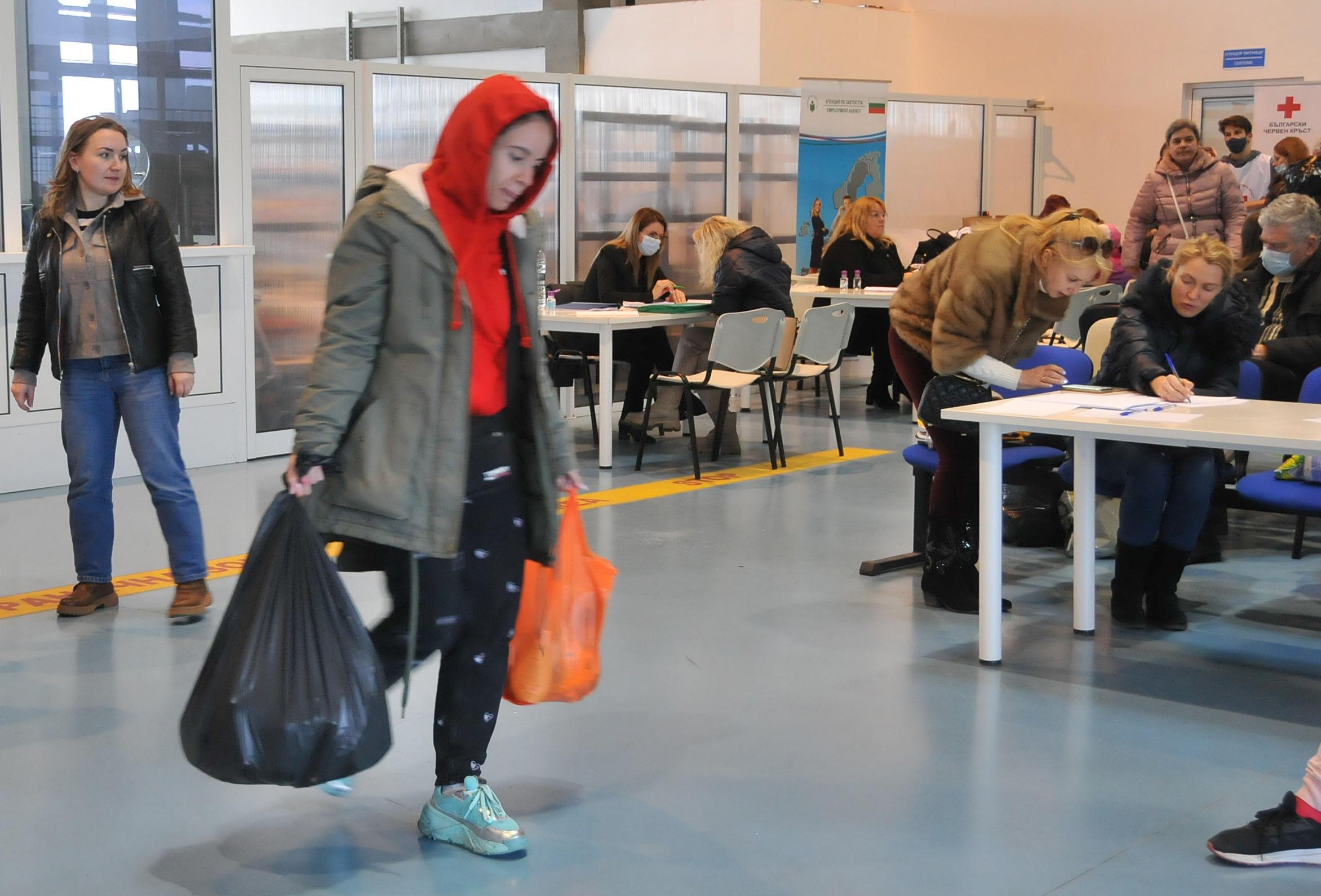 Над 60 000 бежанци трябва да бъдат преместени от хотели до края на май