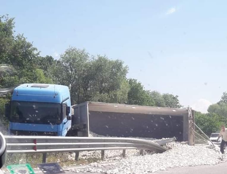 Камион с баластра се преобърна на АМ "Тракия"