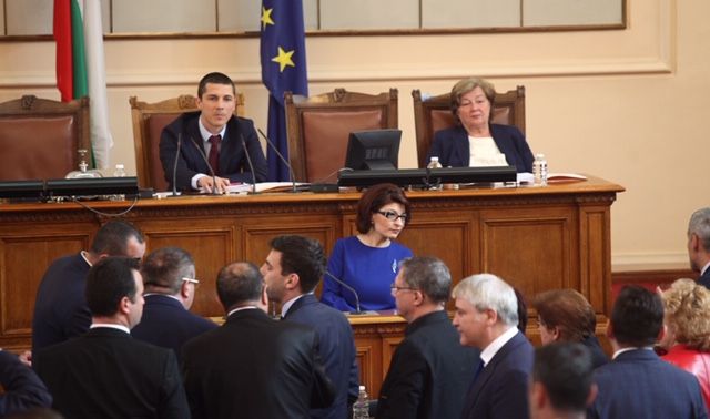 Опозицията поиска официално оставката на заместник-председателя на парламента Мирослав Иванов