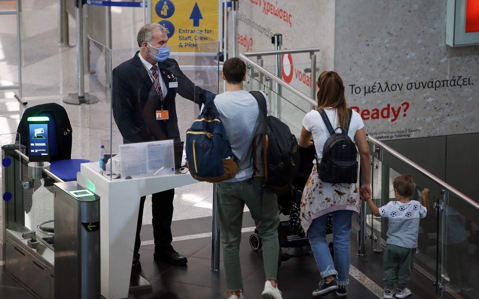 Маската в Гърция отпада на определени места