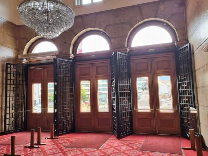 "Възраждане" поискаха премахване на металните решетки от официалния вход на НС