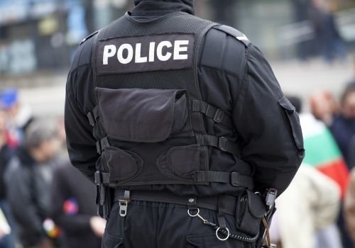 Един човек е тежко ранен при стрелба в училище в Северна Германия