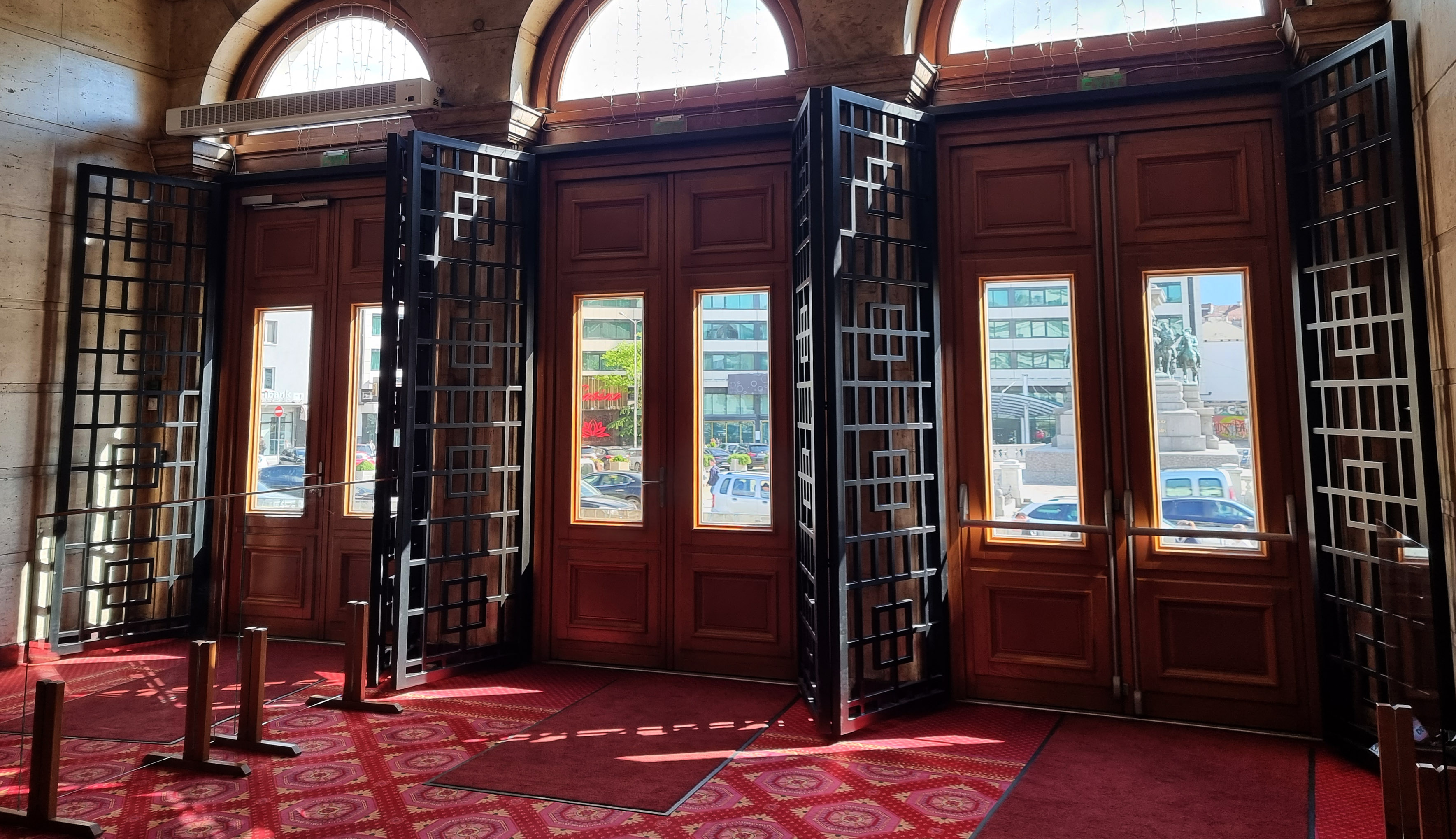 Премахват решетките от входа на Народното събрание