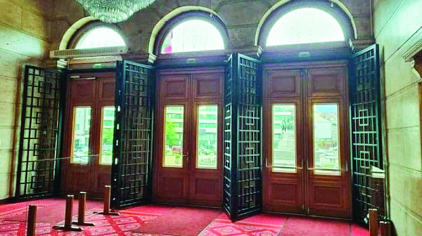 Секретарят на НС поръчал решетките (обзор)