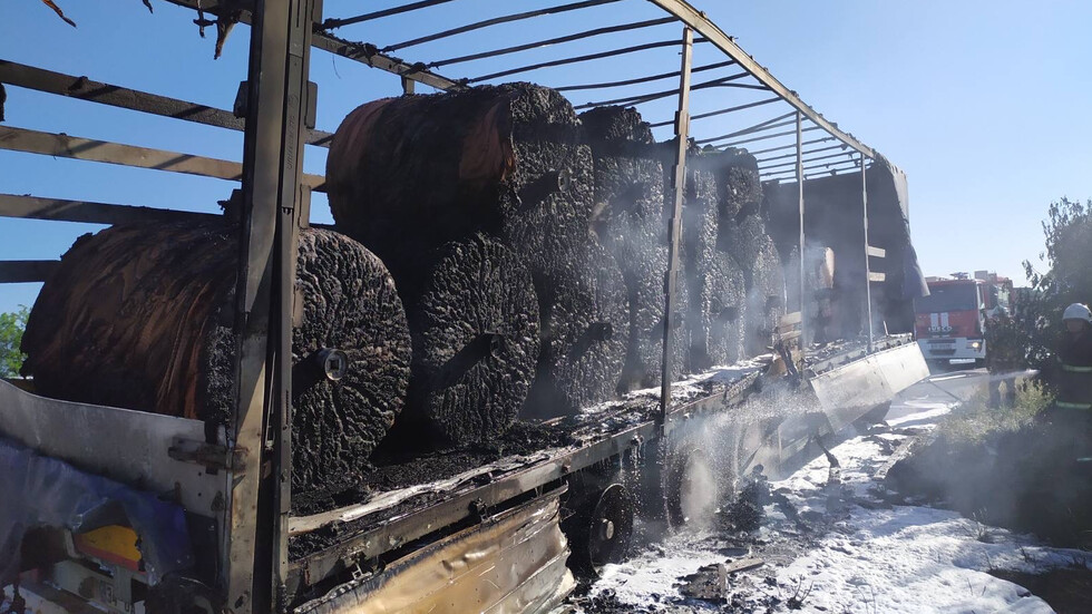 Турски тир горя на „Тракия”