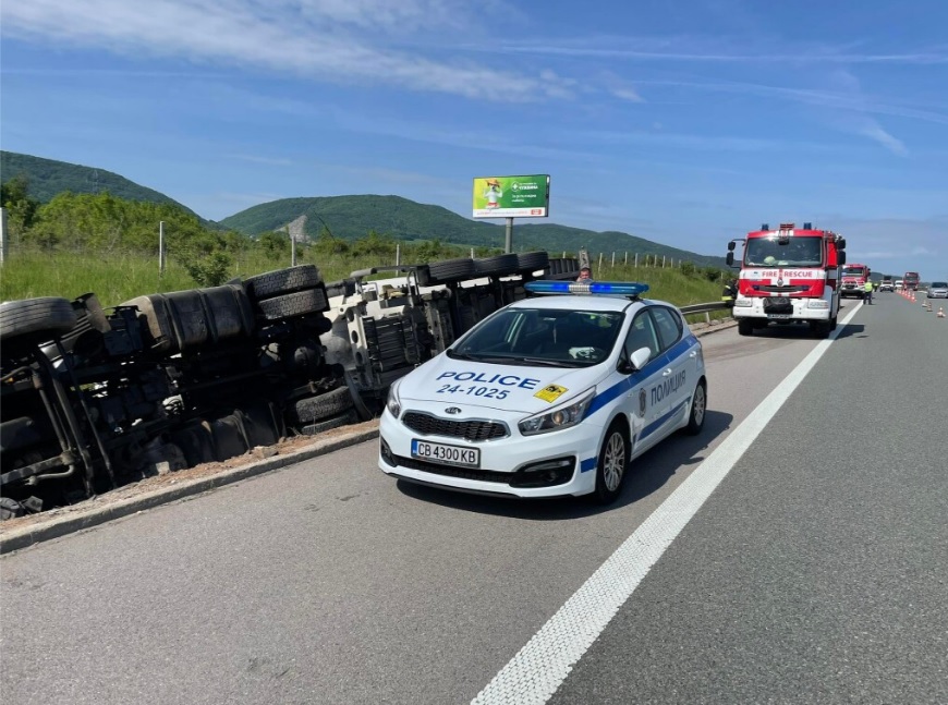 Тир се преобърна на "Струма" и затруднява движението в посока София