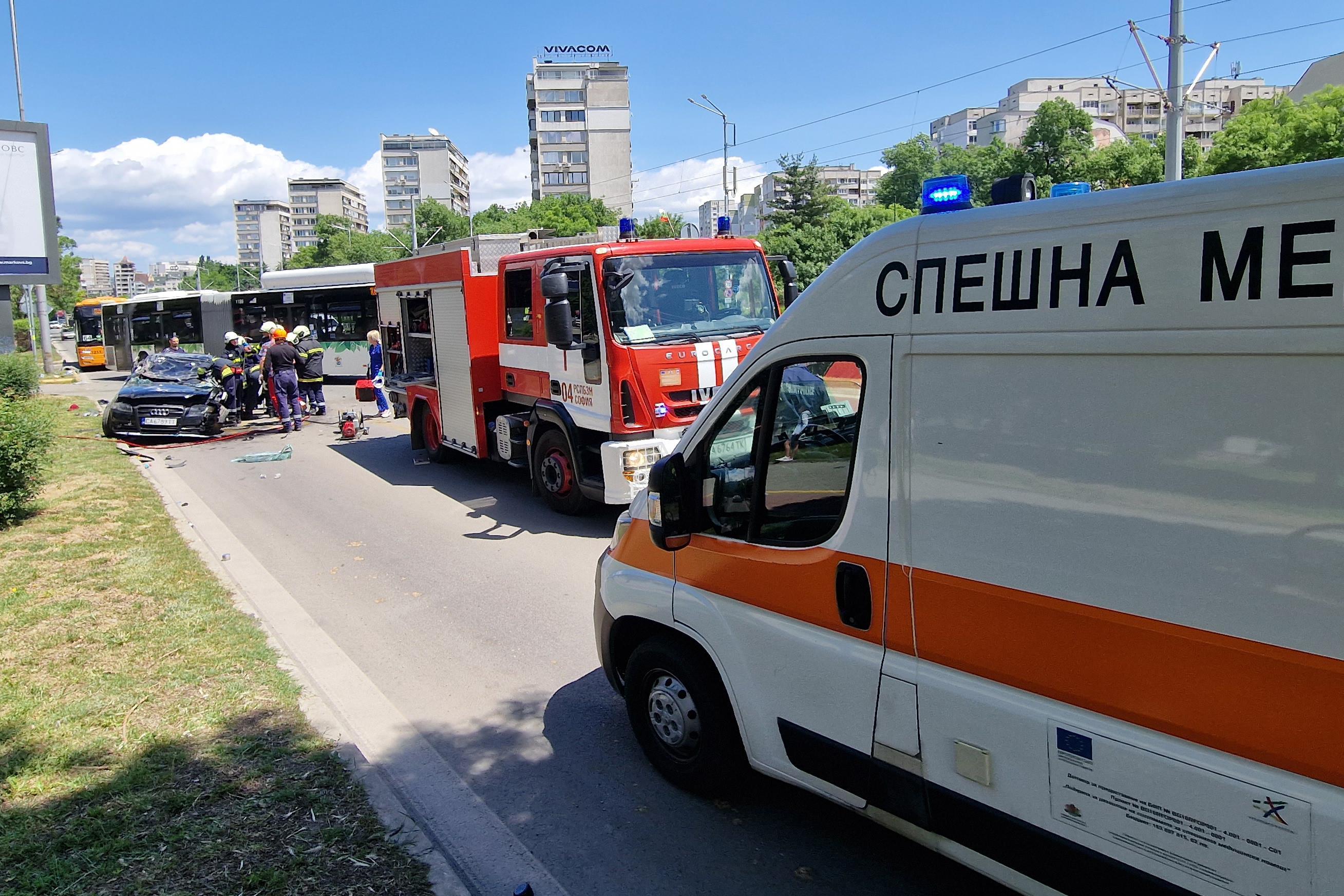 Мъж пострада тежко при катастрофа на столичния бул. "България"